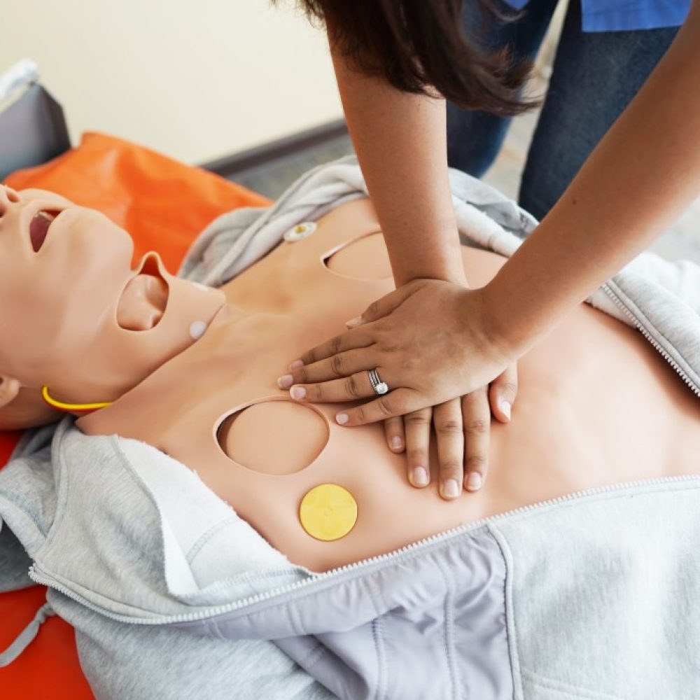 training-resuscitation-rescue-procedure-people-paramedic-medicine-medical-life-help-heart-emergency_t20_gLbVNx